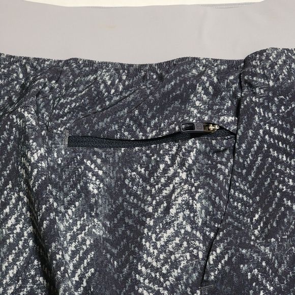 Lululemon Athletic Shorts w/Draw Strings - Size Large - Picture 4 of 5